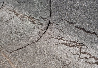 Çatı hasarlı yalıtım katmanı. İmha düz çatı sıcaklık değişiklikleri nedeniyle. Düz çatı su yalıtım zarar görmüş. Çatlamak çatı kaplama keçe. Keçe çatı kaplama zarar görmüş. Eski çatı hissettim. Su yalıtımı.