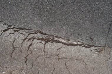 Çatı hasarlı yalıtım katmanı. İmha düz çatı sıcaklık değişiklikleri nedeniyle. Düz çatı su yalıtım zarar görmüş. Çatlamak çatı kaplama keçe. Keçe çatı kaplama zarar görmüş. Eski çatı hissettim. Su yalıtımı.