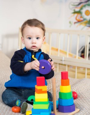 Oyuncak oynayan çocuk