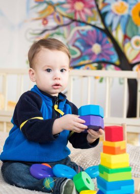 Oyuncak oynayan çocuk