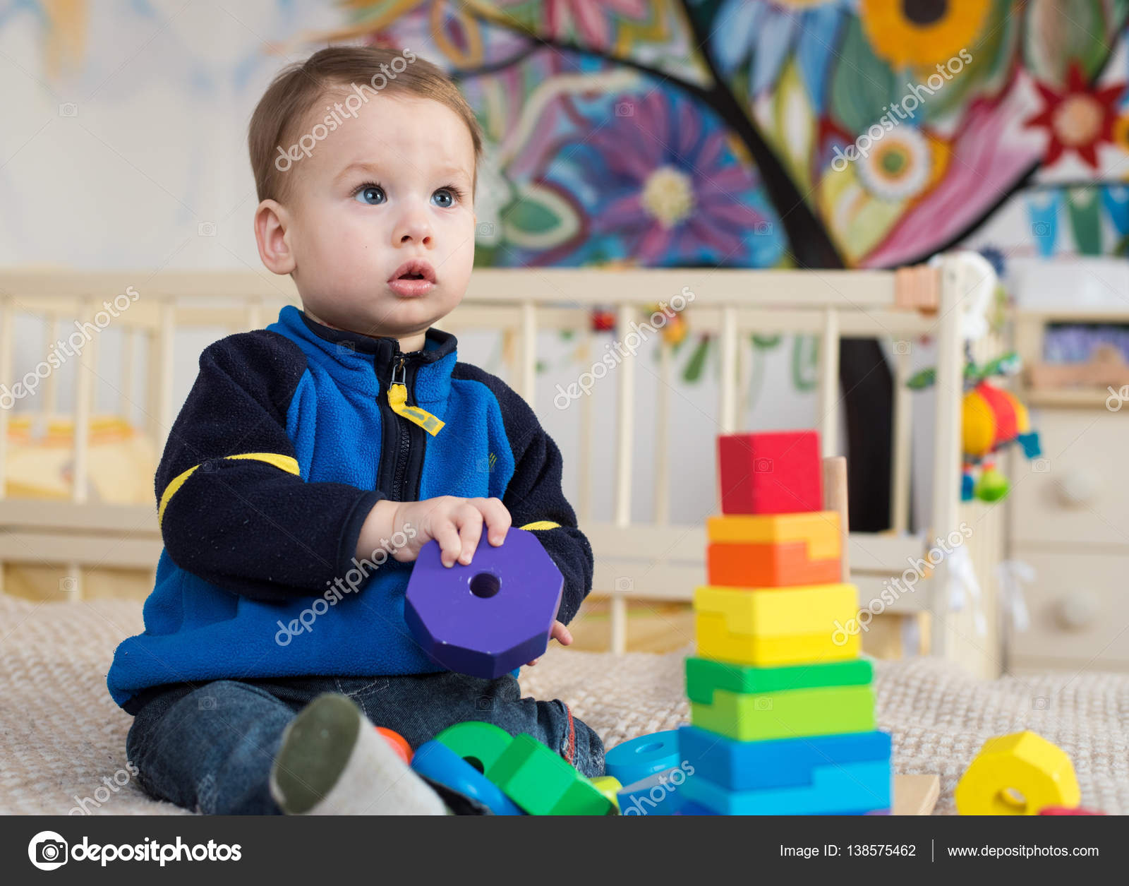 Ragazzino ragazzino sveglio che gioca lo sviluppo di giochi per bambini Bambino felice che gioca i giocattoli colorati Giocattolo educativo