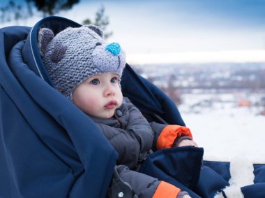 Bir kızak sürme çocuk