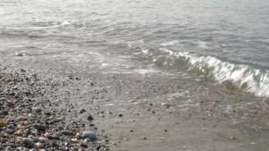 Dalgalar üzerinde plaj gündoğumu