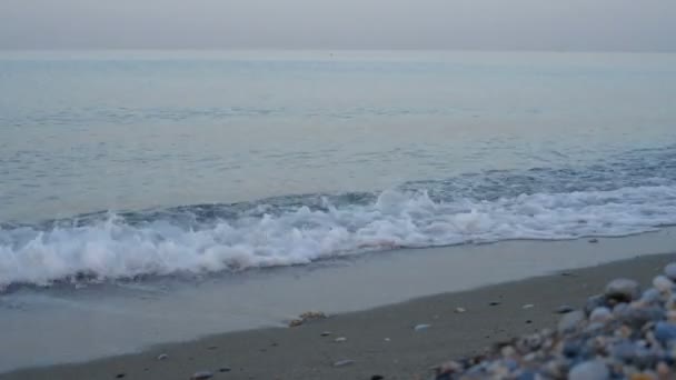 Κύματα στην παραλία sunrise — Αρχείο Βίντεο