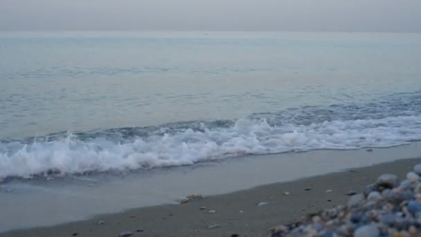 Vagues sur la plage, lever du soleil — Video