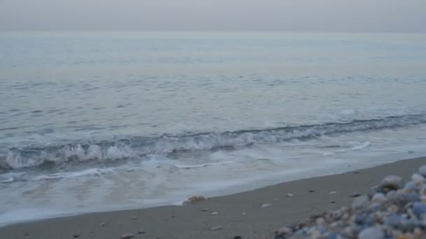 Хвилі на пляжі, схід сонця — стокове відео