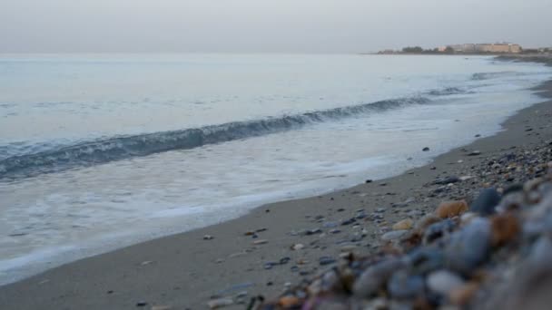 Хвилі на пляжі, схід сонця — стокове відео