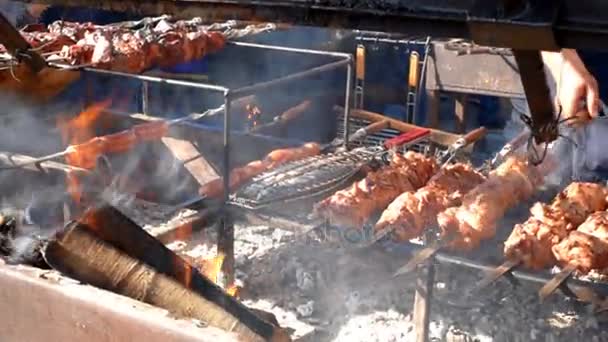 Carne en pinchos como comida callejera — Vídeos de Stock