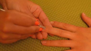 Manikür hazırlıkları yapma güzellik uzmanı