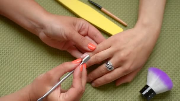Cosmetologist fazendo preparações para manicure — Vídeo de Stock