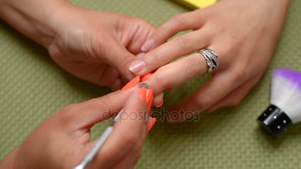 Esteticista fazer manicure — Vídeo de Stock