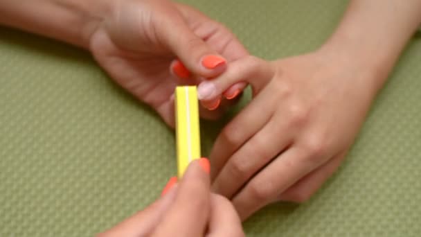 Schoonheidsspecialist reinigt nagels, nagelvijl. — Stockvideo