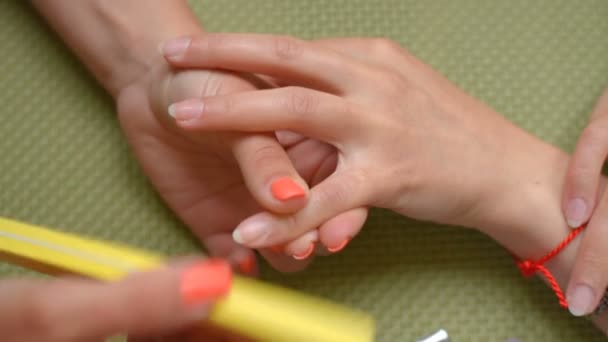 Cosmetologist limpa unhas, arquivo de unhas . — Vídeo de Stock