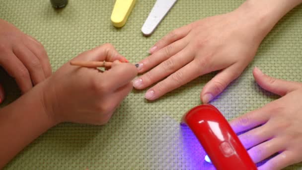 Manicure aplicando fundação — Vídeo de Stock