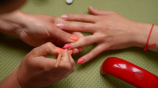 Manicure czerwony lakier do paznokci. — Wideo stockowe