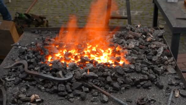 Кузнечный огонь с горячим металлом — стоковое видео
