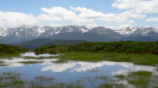 Weerspiegeling van wolken in een bergmeer — Stockvideo