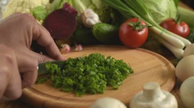 Yemek. Yeşil soğan kesme