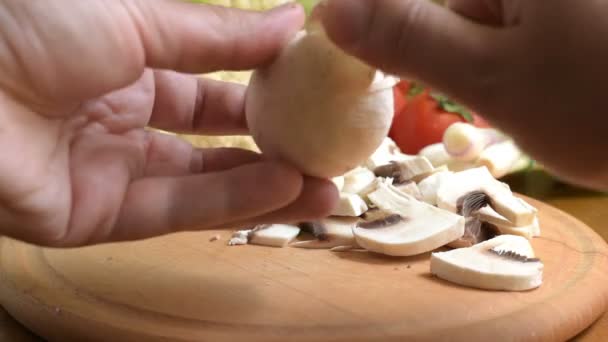 Cooking cleaning mushrooms — Stock Video