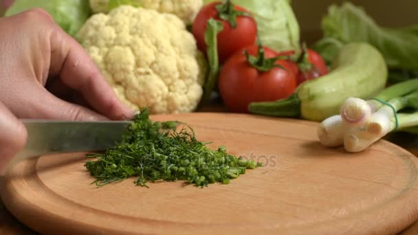 Cocinar. Cortar eneldo fresco . — Vídeo de stock