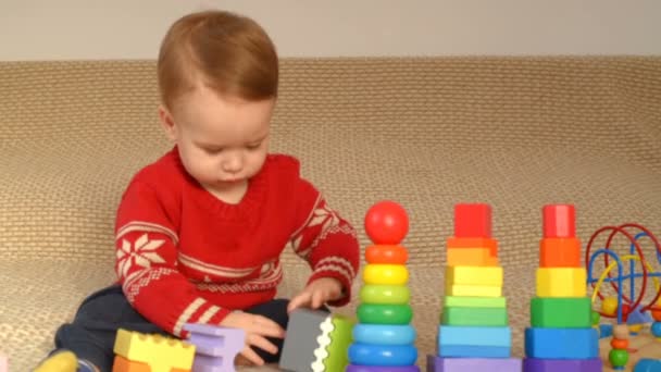 Criança brincando brinquedos coloridos — Vídeo de Stock