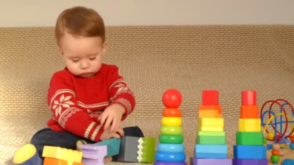 Criança brincando brinquedos coloridos — Vídeo de Stock