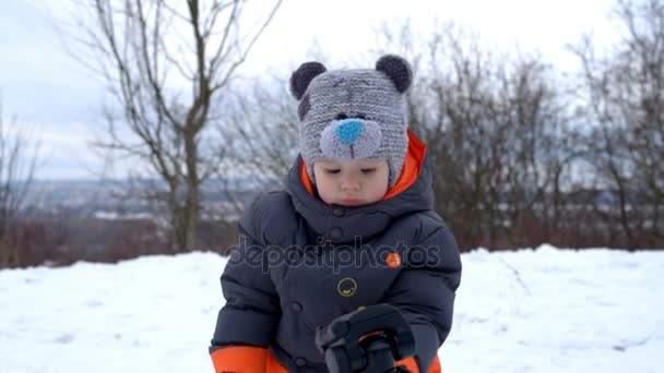 Ragazzo carino che gioca con treppiede — Video Stock