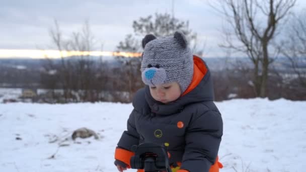 Симпатичный ребенок играет с треногой — стоковое видео