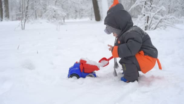 Kar ile oynayan sevimli çocuk — Stok video