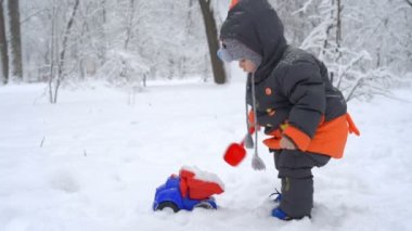 Kar ile oynayan sevimli çocuk