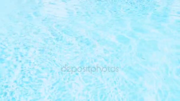 Wateroppervlakte bij het zwembad — Stockvideo
