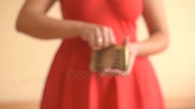 Kadın elinde boş çanta