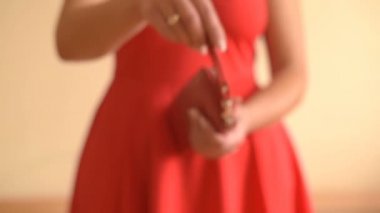 Kadın gösteren boş cüzdan