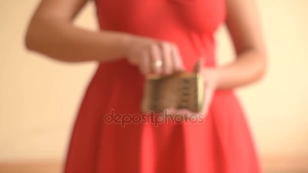 Άδειο πορτοφόλι στα γυναικεία χέρια — Αρχείο Βίντεο