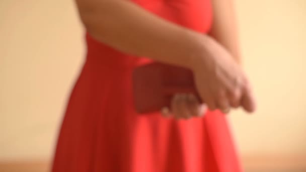 Пустой кошелек в женских руках — стоковое видео
