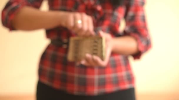 Frau zeigt leeres Portemonnaie — Stockvideo