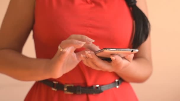 Vrouw met smartphone. — Stockvideo