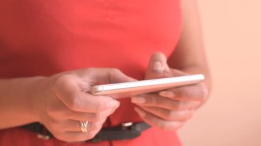 Smartphone üzerinde metin yazarak kadın