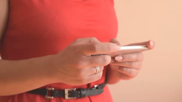 Женский смартфон — стоковое видео