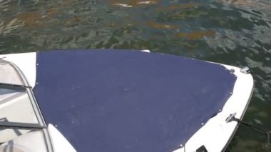 Demirli tekne. Çevresinde dalgalar nedeniyle kırbaçlanan limandaki tekne palamarla. Güneşli bir günde okyanus üzerinde bir sonraki yolculuk için bekleyen rıhtımda döşeme yelkenli. dalgalar