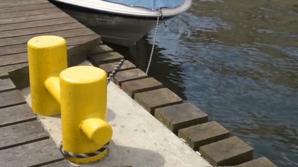 Afgemeerd Boot Boot Haven Zweepslagen Rond Vanwege Golven Afgemeerd Zeilboot — Stockvideo