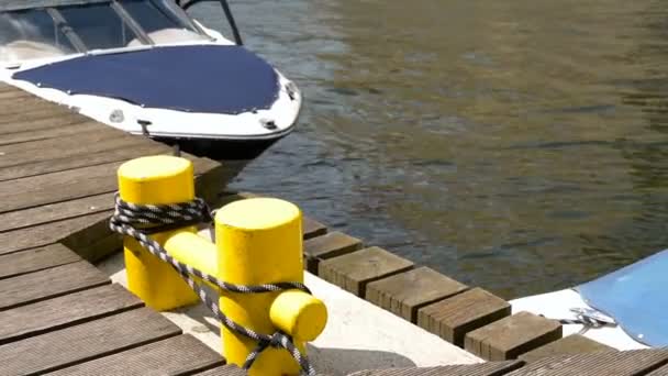 Bateau Mouillé Bateau Mouillé Port Fouettant Autour Cause Des Vagues — Video