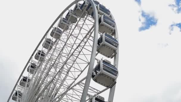 Ferris wheel on cloudy sky background — Stock Video