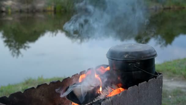 Essen am Lagerfeuer zubereiten — Stockvideo