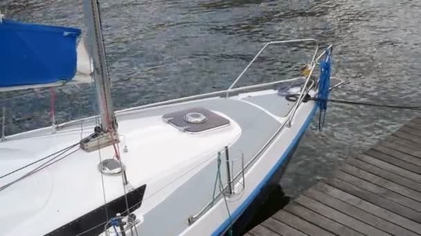 Barco amarrado en muelle de madera — Vídeo de stock
