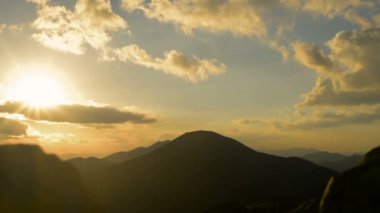 Dağlarda gün batımı