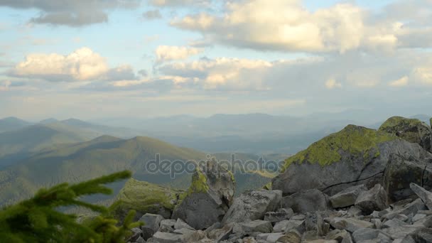 Montañas y nubes — Vídeo de stock