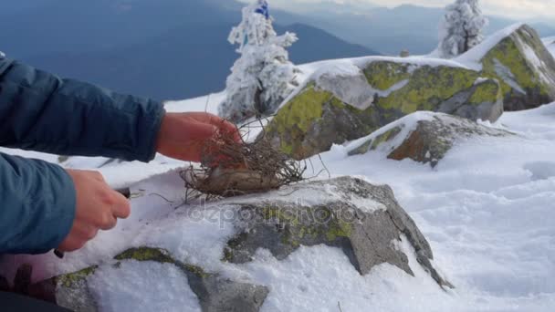 Wanderer fängt Feuer in den verschneiten Bergen — Stockvideo