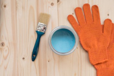 fırça, eldiven ve boya