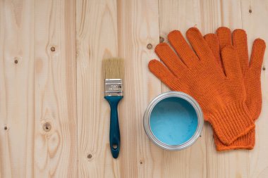 fırça, eldiven ve boya